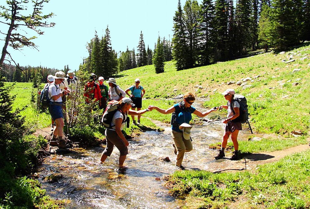 https://ozapato.com/usa/wp-content/uploads/sites/3/2016/02/6.-hiking-big-sky-yellowstone-women-copy-1024x690.jpg